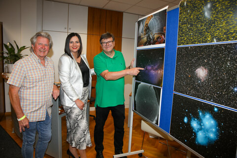 In den Büroräumlichkeiten von Landeshauptmann-Stellvertreterin Astrid Eisenkopf ermöglichte der Verein Sternwarte Brentenriegel einen Blick in die Sterne und entfernte Galaxien (v.l.): Walter Pronai und LH-Stv.in Astrid Eisenkopf mit dem Vortragenden Wolfgang Mandl vom Verein Sternwarte Brentenriegel.