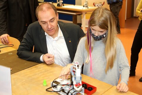 Landesrat Leonhard Schneemann besuchte die einzelnen Stationen des Mach MINT-Workshops im BUZ Neutal