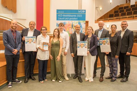 Gruppenbild von der Verleihung des Mobilitätspreises Burgenland (v.r.n.l.): Landesrat Mag. Heinrich Dorner, DIin Judith Engel, MBA, MSc, MSc, Vorständin ÖBB-Infrastruktur AG, Mag. Peter Zinggl, LLM, Leiter des Hauptreferats Landesplanung im Amt der Burgenländischen Landesregierung, Mag.a Christa Thell und Direktor Mag. Hannes Schmid (BHAK/BHAS Frauenkirchen), Oliver Pamer und Jana Presseller (BHAK/BHAS Frauenkirchen), Margit Nöhrer, Geschäftsführerin Südburgenland plus, Bürgermeister Franz Kazinota, Obmann-Stellvertreter Südburgenland plus, VCÖ-Experte Michael Schwendinger.