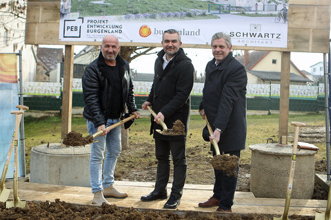 Landesrat Mag. Heinrich Dorner (Mitte) beim Spatenstich, gemeinsam mit Bürgermeister Manfred Wagner (r.) und Vizebürgermeister Reinhard Kuktits (l.).