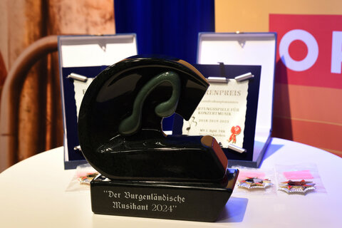 Der Ehrenpreis wurde von der Serpentinwerkstätte Franz Christian Habetler aus Bernstein kreiert.