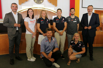 Sportlandesrat Heinrich Dorner mit Lena Grabowski, Tanja Frank, Thomas Zajac, Lorena Abicht, Luka Wraber, Barbara Matz und LH Hans Peter Doskozil