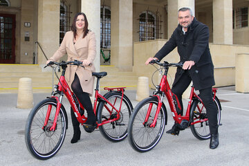 LH-Stv.in Astrid Eisenkopf und LR Heinrich Dorner gaben den Startschuss für die Winter-Radelaktion.