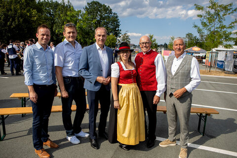 Landesrat Dr. Leonhard Schneemann (3.v.l.) beim Festakt der Stadtkapelle Oberwart, mit ihm am Foto: Stadtrat Mag. Marc Seper, MSc, Stadtrat Ing. Thomas Kiss, Stadtkapelle Oberwart-Obfrau Mag.a Angelika Bayer-Miertl, Bürgermeister Georg Rosner und Vizebürgermeister Michael Leitgeb (v.l).