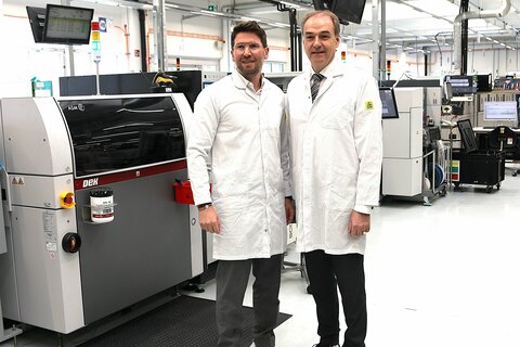 Wirtschaftslandesrat Dr. Leonhard Schneemann und Roman Bock, Geschäftsführer der BECOM Electronics GmbH.