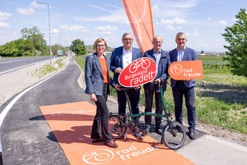 DI Christine Zopf-Renner, Mobilitätszentrale Burgenland, Helmut Hareter, Bürgermeister von Breitenbrunn, Erwin Preiner, Bürgermeister von Winden am See und Verkehrslandesrat Heinrich Dorner