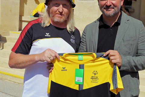 Burgenlands Special Olympics-Koordinator Ernst Lueger von der Sportunion Wohnheim Dornau (Stadtschlaining) überreichte Landesrat Mag. Heinrich dorner ein T-Shirt als Andenken.