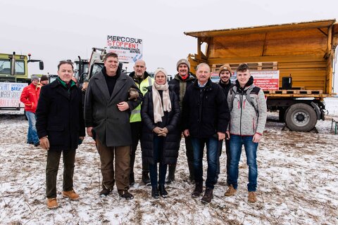 Dipl.-Ing. Nikolaus Berlakovich, Ing. Ernst Tschida, Landeshauptmann-Stellvertreterin Anja Haider-Wallner, Ing. Werner Falb-Meixner, Franz-Peter Bresich, Sebastian Bauer und Markus Holzschuster bei der Kundgebung in Parndorf