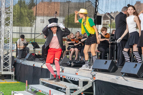 „Nola Note“ Uschi Zezelitsch, „Konrad Kontrabass“ Manfred Schweiger und „Pina Piccolo“ Anna Le Bras-Frenner begeisterten mit einer bunten, fantasievollen Show gemeinsam mit den Schülerinnen und Schülern der Musikschule Mattersburg sowie der Musikklassen des BG/BRG Mattersburg die Kinder im Pappelstadion.