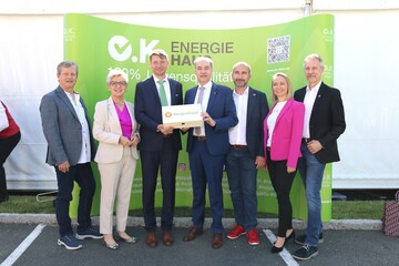 Landesrat Dr. Leonhard Schneemann mit Geschäftsführer Michael Oberfeichtner, MBA und Vertretern der Marktgemeinde Großpetersdorf.