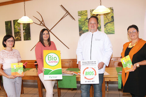 GeKiBU-Projektleiterin Karina Wapp, MA, LH-Stv.in Astrid Eisenkopf mit Viktor Paisler, Heurigenrestaurant Paisler, Direktorin Ursula Piller, BEd, Schulleiterin der NMS Mattersburg in Wulkaprodersdorf