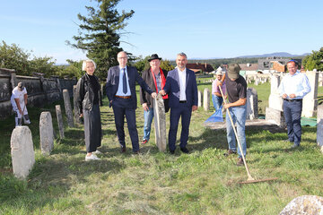 Machten sich beim Besuch ein Bild von den Pflegemaßnahmen am Jüdischen Friedhof in Lackenbach: v.l.: Mag. Eva Schwarzmayer, Trendwerk, Projektleiterin Burgenland, Mag. Klaus Hoffmann, MSc, Generalsekretär für kfm. Angelegenheiten der Israelitischen Kultusgemeinde Wien, Horst Horvath, RE.F.U.G.I.U.S., LR Mag. Heinrich Dorner, Bgm. Christian Weninger