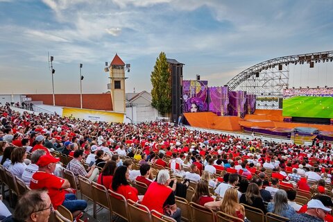 Rot-weiß-rote Fußballbegeisterung auf der Seebühne: An die 6.000 Fans sorgten beim Burgenland Public Viewing für ausgelassene Stimmung und echtes Stadionfeeling am Neusiedler See.