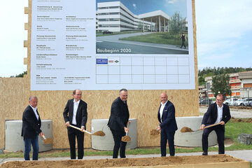 Projektverantwortlicher Heinz Fellner (BELIG), Architekt Franz Ederer, LH Hans Peter Doskozil, Bgm. Georg Rosner, KRAGES-Geschäftsführer Hans Peter Rucker (v.l.).