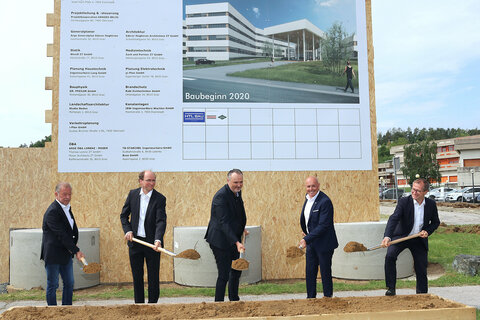 Projektverantwortlicher Heinz Fellner (BELIG), Architekt Franz Ederer, LH Hans Peter Doskozil, Bgm. Georg Rosner, KRAGES-Geschäftsführer Hans Peter Rucker (v.l.).