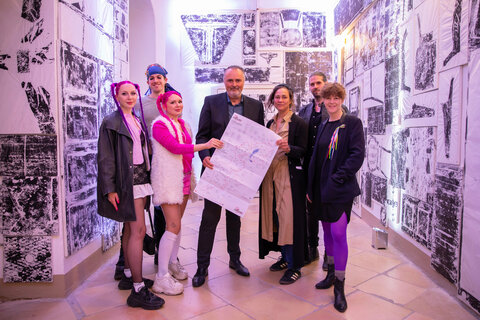 Hannah Neckel, Max Broht, Lea Neckel Landeshauptmann Mag. Hans Peter Doskozil, Kunstkoordinatorin Mag.a Birgit Sauer, Thomas Gänszler und Künstlerische Leiterin des Kunstvereines Eisenstadt Barbara Horvath mit dem Informationsflyer für das neue Format „offen.“