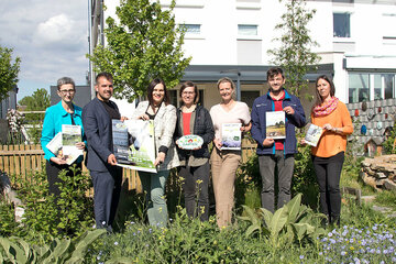 LH-Stv.in Astrid Eisenkopf und „Natur im Garten Burgenland“ laden zu den „4. Burgenländischen Naturgartentagen“ am 15. und 16. Juni 2024 – hier im Garten von Nicole Sattler und Christoph Lang in Gols - auch sie öffnen ihren Garten für Besucher*innen.  Bild 1: v.l. Elisabeth Wuketich von „Natur im Garten“, Bgm. LAbg. Kilian Brandstätter, LH-Stv. Astrid Eisenkopf, Nicole Sattler, Judith Tscheppe von „Natur im Garten“, Christoph Lang, Sabine Kroyer, „Natur im Garten“