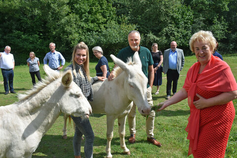 LH Hans Peter Doskozil mit LT-Präs.in Verena Dunst und seiner Verlobten Julia Jurtschak beim Besuch der weißen Esel, die das Burgenland der der Stadt Bayreuth zum 25-jährigen Jubiläum der Kulturpartnerschaft im Jahr 2015 geschenkt hatte