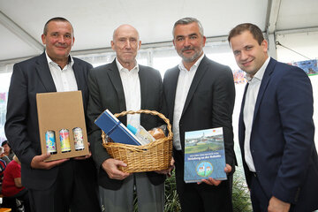 Bürgermeister Manfred Schmidt, Altbürgermeister Regierungsrat Otto Tillhof, Landesrat Heinrich Dorner und Vizebürgermeister Stefan Guczogi (v.l.).