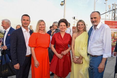 Bei der Premiere der Seefestspiele Mörbisch (v.l.) LAbg. Robert Hergovich mit Ehefrau Silvia, AdR-Präsidentin Kata Tüttö, Julia Doskozil, Landeshauptmann Hans Peter Doskozil.