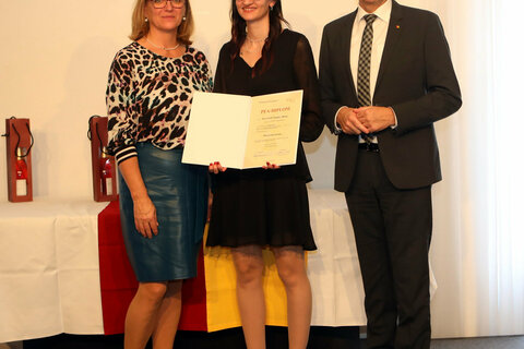 Direktorin DGKP Gabriele Ehrenhöfer (l., Gesundheits- und Krankenpflegeschule Oberwart, KRAGES) und Landesrat Dr. Leonhard Schneemann (r.) mit Pflegefachassistentin Nadine Palatin (Mitte);