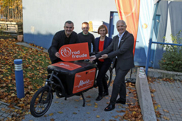 Landesrat Mag. Heinrich Dorner (l.), Martin Moser, DI Christine Zopf-Renner (Mobilitätszentrale Burgenland) und FH Burgenland-Geschäftsführer Mag. Georg Pehm (v.l.) präsentierten den neuen kostenlosen E-Transportrad-Verleih beim Campus in Pinkafeld.