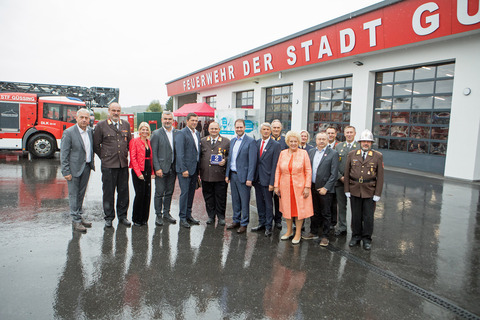 Landesrat Feuerwehrreferent Mag. Heinrich Dorner (4.v.l.) mit Vertretern der Blaulichtorganisationen sowie Politikerinnen und Politikern aus Güssing.