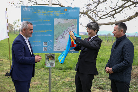 S. E. Botschafter Kiminori Iwama erhielt von Landesrat Heinrich Dorner als Geschenk und als Zeichen der Verbundenheit ein Burgenland-Leibchen überreicht