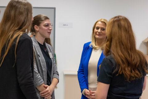 Landesrätin Mag.a (FH) Daniela Winkler im Gespräch mit Schülerinnen