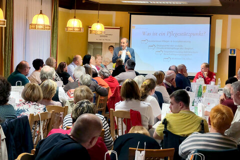 Soziallandesrat Dr. Leonhard Schneemann präsentierte die Aufteilung der neuen Pflegeregionen.
