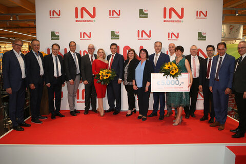 Landesrat Dr. Leonhard Schneemann (7.v.r.) mit allen Beteiligten und Ehrengästen bei der Eröffnung des neuen Interspar-Hypermarktes in Oberwart