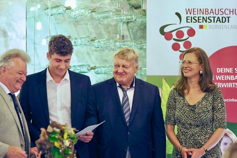 Mag. Erich Unger (Direktor Landwirtschaftliche Fachschule Eisenstadt), DI Johann Pötz (Direktor Ländliches Fortbildungsinstitut) und LH-Stv.in Anja Haider-Wallner mit einem Absolventen