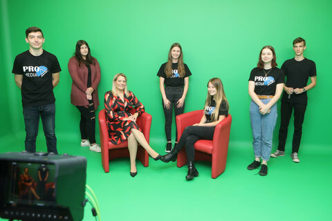 Ronja Schwarz (vorne rechts) und Bildungslandesrätin Mag.a (FH) Daniela Winkler (vorne links) sowie weiteren Schülerinnen und Schülern im Medienraum.