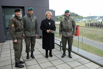 Landtagspräsidentin Verena Dunst (2.v.r.) mit Brigadier Gernot Gasser (Militärkommandant des Burgenlandes), Bataillonskommandant Oberst Thomas Erkinger (Brigadierkommandant der 3. Jägerbrigade) und Brigadier Christian Habersatter (das übergeordnete Kommando des Jägerbataillons 19).