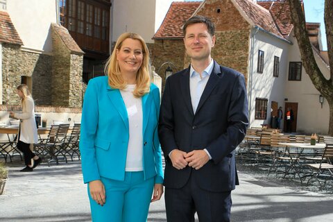 Landesrätin Winkler gratulierte Tobias Lang, dem neuen Direktor des Austrian Centre for Peace