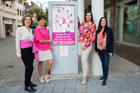 Bei der Pink Ribbon Videowall-Information in Eisenstadt: Pink Ribbon Botschafterin Landeshauptmann-Stellvertreterin Mag.a Astrid Eisenkopf mit Dr.in Michaela Klein, Präsidentin Krebshilfe Burgenland (2.v.l.), Mag.a Andrea Konrath, Geschäftsführung Krebshilfe Burgenland (1.v.l.), und Natascha Stepanov, Leitung Regionalverkauf Digilight Werbe- und Netzwerk GmbH (r.)