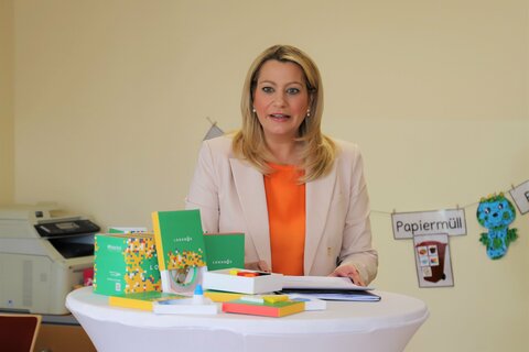 Bildungslandesrätin Daniela Winkler bei der Präsentation der Logobox.