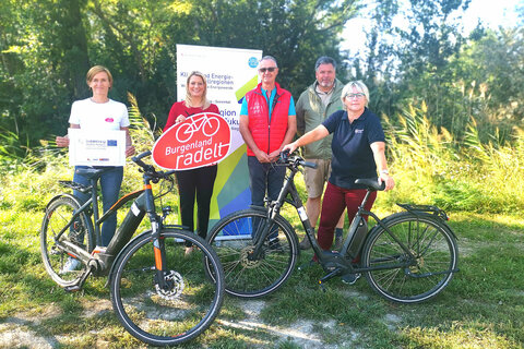 Die Rundfahrt „Mit dem Rad durch den Nationalpark – 30 km Erlebnisse vor unserer Haustür“ wurde von Landesrätin Mag.a (FH) Daniela Winkler - im Bild v.l.n.r. mit Christine Zopf-Renner (Mobilitätszentrale), DI Robert Schitzhofer (KEM), Dir. DI Dr. Johannes Ehrenfelder (Nationalpark Neusiedler See) und Bgmin. Michaela Wohlfart - in Podersdorf eröffnet