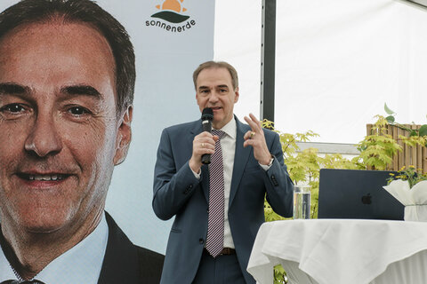 Landesrat Dr. Leonhard Schneemann eröffnete die neue Produktionsanlage.