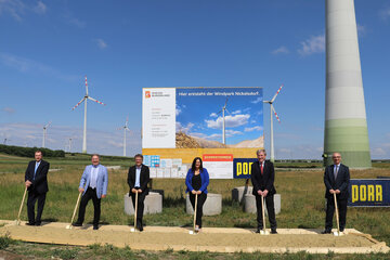 Wolfgang Trimmel, Geschäftsführer der Energie Burgenland Windkraft, Gerhard Zapfl, Bürgermeister von Nickelsdorf, Vorstansvorsitzender Michael Gerbavsits, Landeshauptmann-Stellvertreterin Mag.a Astrid Eisenkopf, Vorstandsdirektor Alois Ecker und Klaus Maras, Geschäftsführer der Energie Burgenland Windkraft, beim Spatenstich für die Erweiterung des Windparks Nickelsdorf.