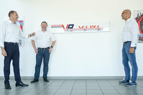 Wirtschaftslandesrat Dr. Leonhard Schneemann im Gespräch mit dem Familienunternehmen VAC PAC in Großhöflein.