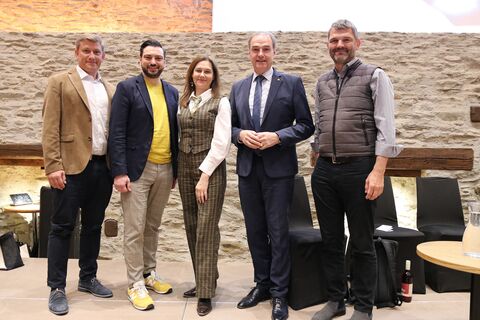 Ulrich Elling (FTI-Expertenbeirat Burgenland, Institut für molekulare Biotechnologie), Patrick Ratheiser (Ernst & Young), Karin Tausz (FFG), Wirtschaftslandesrat Leonhard Schneemann und Mario Herger (Technologietrendforscher) bei dem Symposium im Granarium der Burg Schlaining.