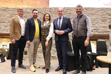 Ulrich Elling (FTI-Expertenbeirat Burgenland, Institut für molekulare Biotechnologie), Patrick Ratheiser (Ernst & Young), Karin Tausz (FFG), Wirtschaftslandesrat Leonhard Schneemann und Mario Herger (Technologietrendforscher) bei dem Symposium im Granarium der Burg Schlaining.