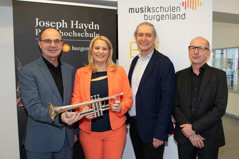 Bildungslandesrätin Daniela Winkler überzeugte sich vor Ort von den beeindruckenden Leistungen der Schüler*innen. Im Bild mit JHP-Geschäftsführer Franz Steindl (l.), Rektor Gerhard Krammer (2.v.r.) und dem Geschäftsführer des burgenländischen Musikschulwerkes, Gerhard Gutschik (r.)