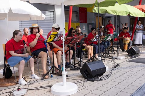 Die pro mente Band Mattersburg begeisterte beim Jubiläumsfest das Publikum mit einem Konzert.