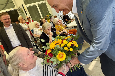 Landesrat Dr. Leonhard Schneemann und Bürgermeisterin Claudia Schlager gratulierten Anna Sommerer zum 100. Geburtstag