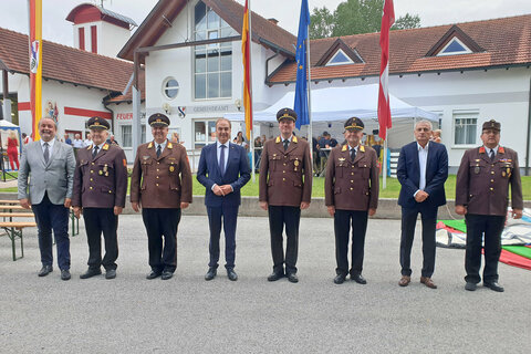 LR Dr. Leonhard Schneemann (4.v.l.) mit BH Mag. Peter Bubik (1.v.l.), Bezirks-FF-Kdt. OBR Wolfgang Kinelly (2.v.l.), Landesfeuerwehr-Kdt.-Stv. LBDS Martin Reidl (3.v.l.) u. Bgm. Günter Valika (2.v.r.) und weiteren Mitgliedern der FF