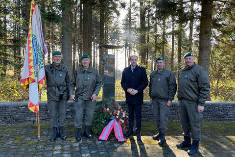 Landesrat Dr. Leonhard Schneemann mit Vertretern des Österreichischen Bundesheeres vor dem Mahnmal am Geschriebenstein