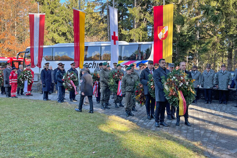 Feierliche Kranzniederlegung am Mahnmal