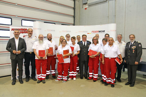 Feuerwehr-Verdienstabzeichen in Bronze für die Küchencrew des Roten Kreuzes